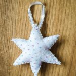 Gwiazdka biała mini koraliki-bombki (ok. 8-10 cm)