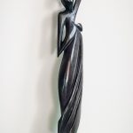 Afrykańska kobieta z dzbanem - kenijska rzeźba z hebanu 32 cm