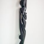Afrykańska kobieta z dzbanem - kenijska rzeźba z hebanu 33 cm